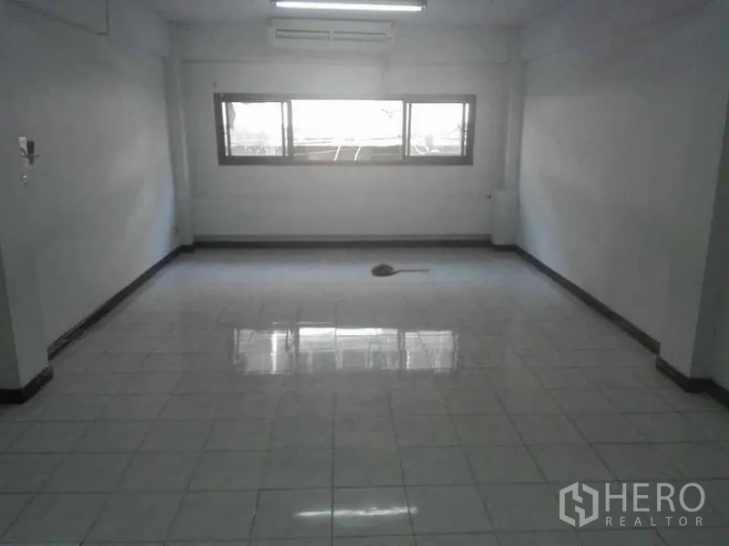 带办公室的家 出租或出售在Bang Na, Bangkok - 楼上办公间，白色地砖、空调与横向窗户采光。