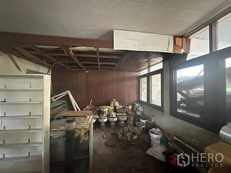 คลังสินค้า ให้เช่าในWatthana, Bangkok - ห้องเก็บของขนาดเล็กพร้อมอุปกรณ์และวัสดุภายในพื้นที่โกดัง