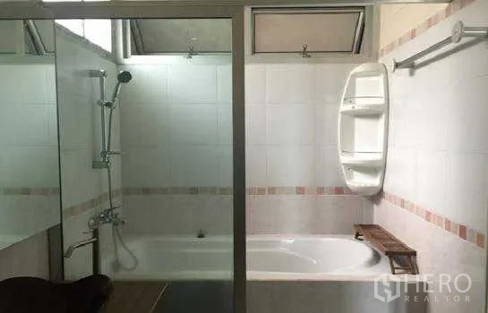 สำนักงานที่บ้าน ให้เช่าในLat Phrao, Bangkok - ห้องน้ำพร้อมอ่างอาบน้ำ ตู้อาบน้ำกระจก และชั้นวางของติดผนัง