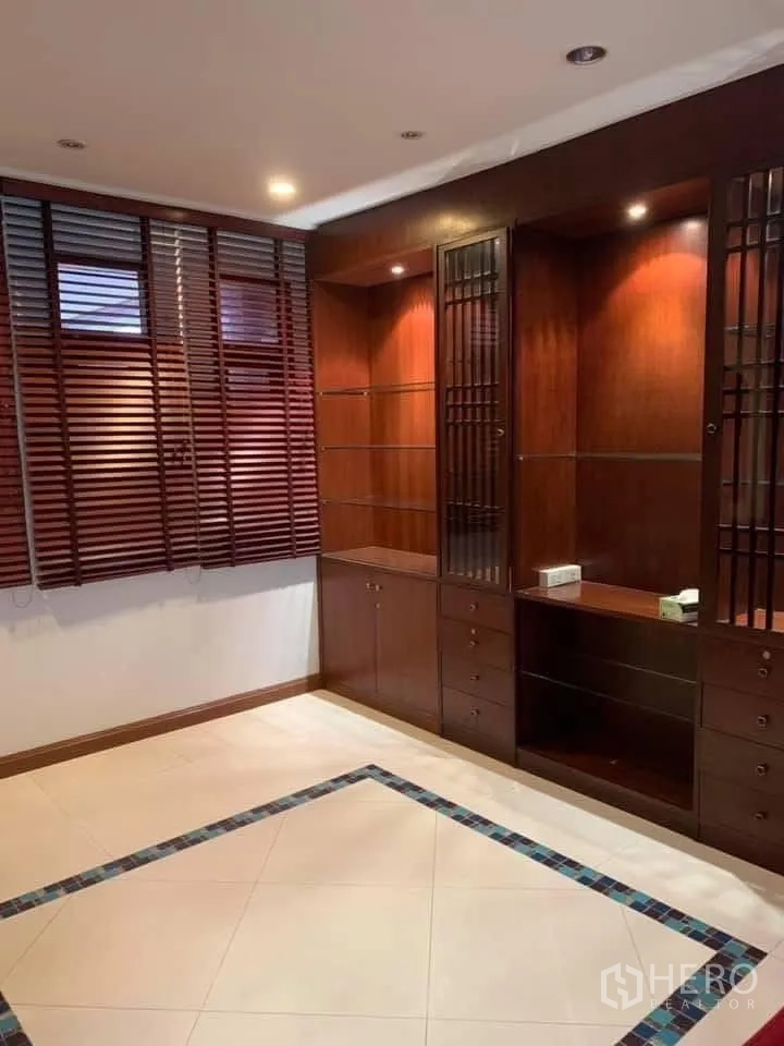 联排别墅 for rent in Watthana, Bangkok - 房间设内置木柜、瓷砖地面与百叶窗。