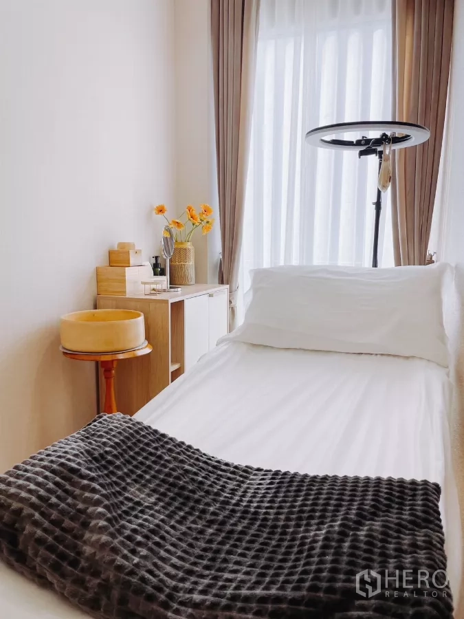 พื้นที่ขายปลีก ให้เช่า - ห้องทรีตเมนต์ส่วนตัว เตียงเดี่ยว ไฟริงไลต์ และโทนสีอบอุ่น