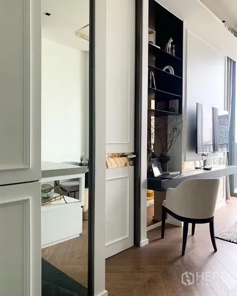 公寓 出租在Pathum Wan, Bangkok - 内置书桌与置物架，面对电视墙，滑门通往卧室