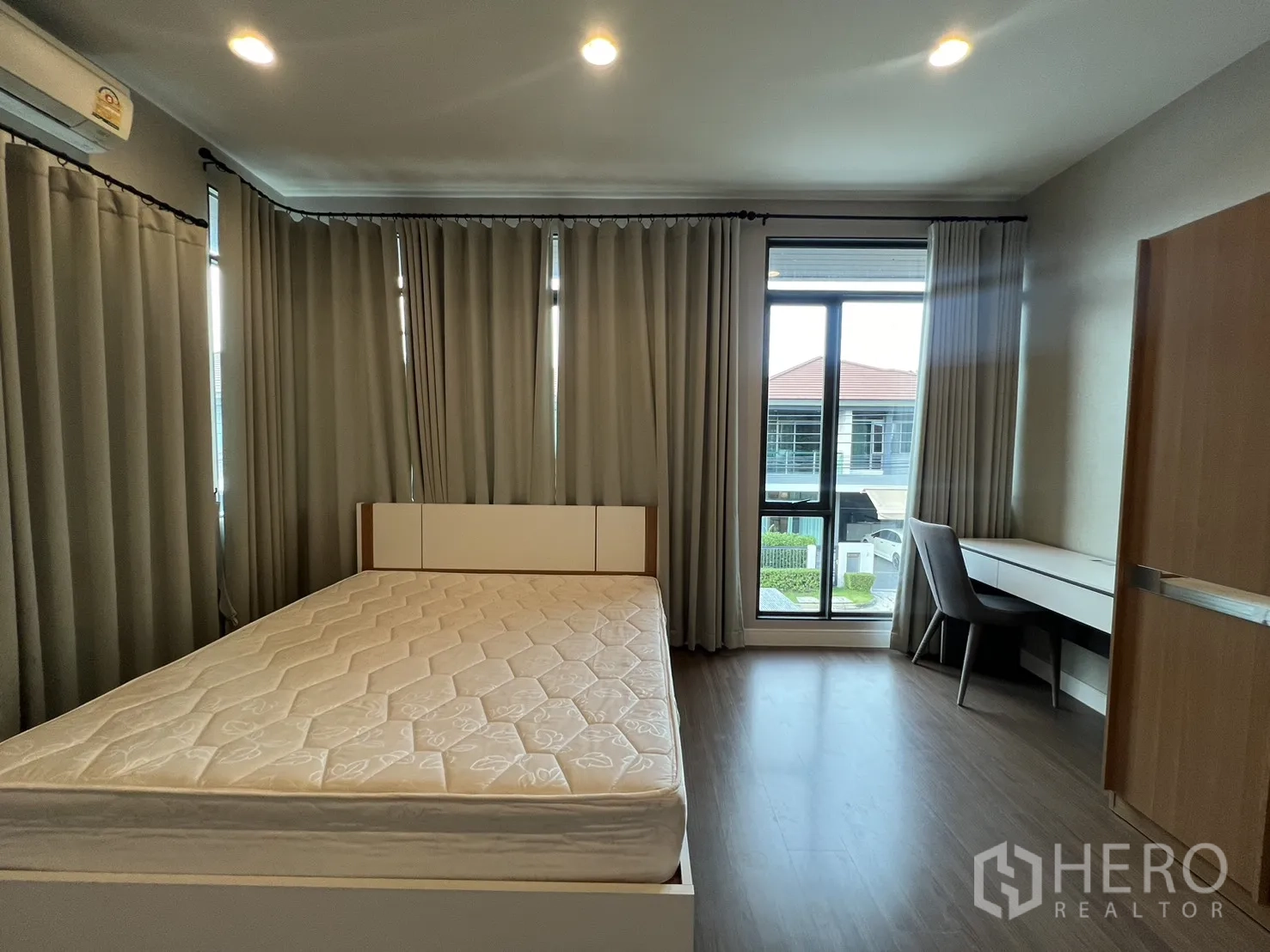 บ้าน ให้เช่าในBang Kapi, Bangkok - ห้องนอนที่สอง มุมมองผ่านหน้าต่างทรงสูง