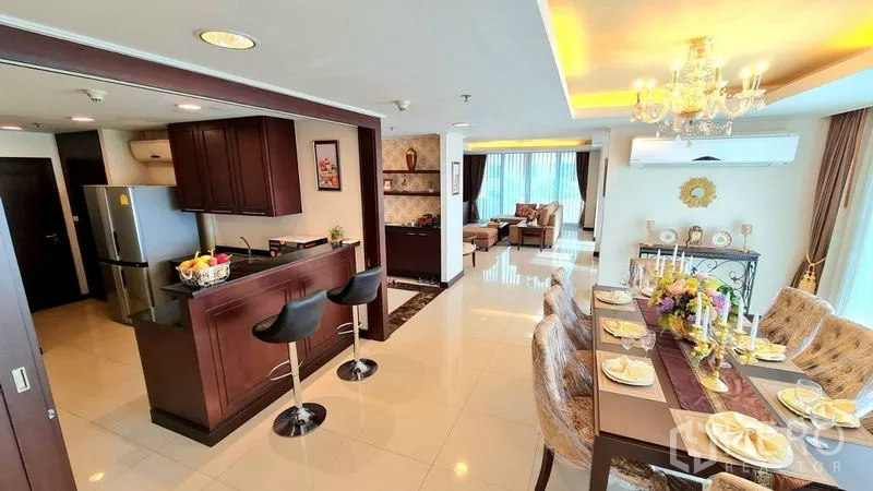 อพาร์ทเมนท์ ให้เช่าในWatthana, Bangkok - ครัวพร้อมเคาน์เตอร์บาร์และสตูล เชื่อมต่อกับส่วนทานอาหารและห้องนั่งเล่น