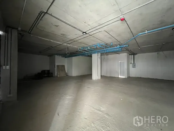 พื้นที่ขายปลีก ให้เช่า - พื้นที่ภายในสภาพเปล่า เพดานสูง พื้นคอนกรีต เดินงานระบบเปิดเผย