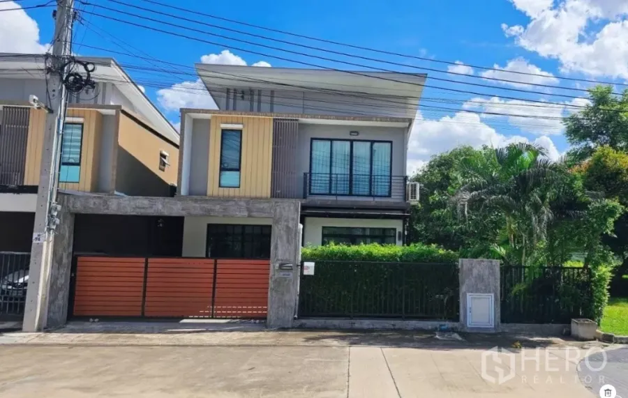 Detached House for rent or sale in Don Mueang, Bangkok - Modern two-storey detached house with gated entrance and balcony in Don Mueang.