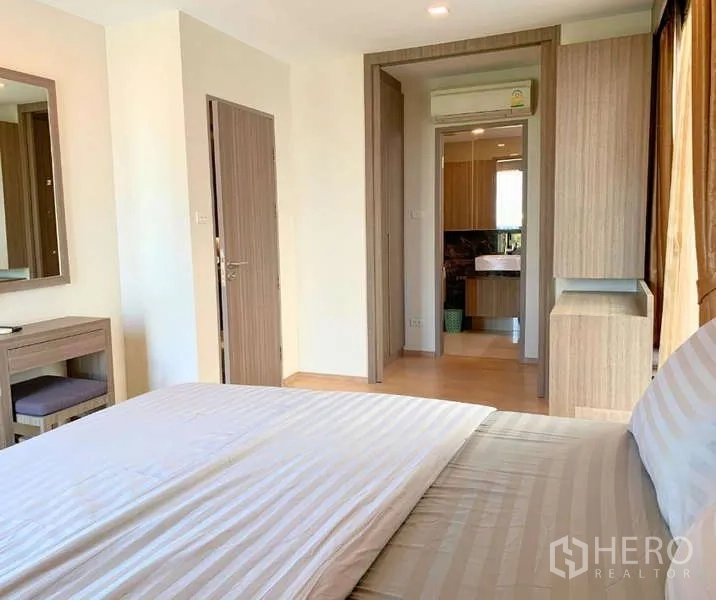 คอนโด ให้เช่า - มุมมองจากห้องนอนไปยังตู้เสื้อผ้าทะลุเดินได้และห้องน้ำในตัว