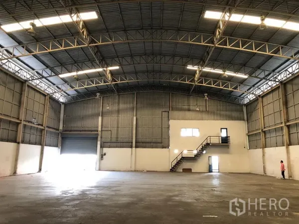โรงงาน ให้เช่าในWang Noi, Phra Nakhon Si Ayutthaya - ฮอลล์โกดังมีประตูม้วนสำหรับขนถ่ายสินค้า พื้นคอนกรีตและช่วงเสากว้าง