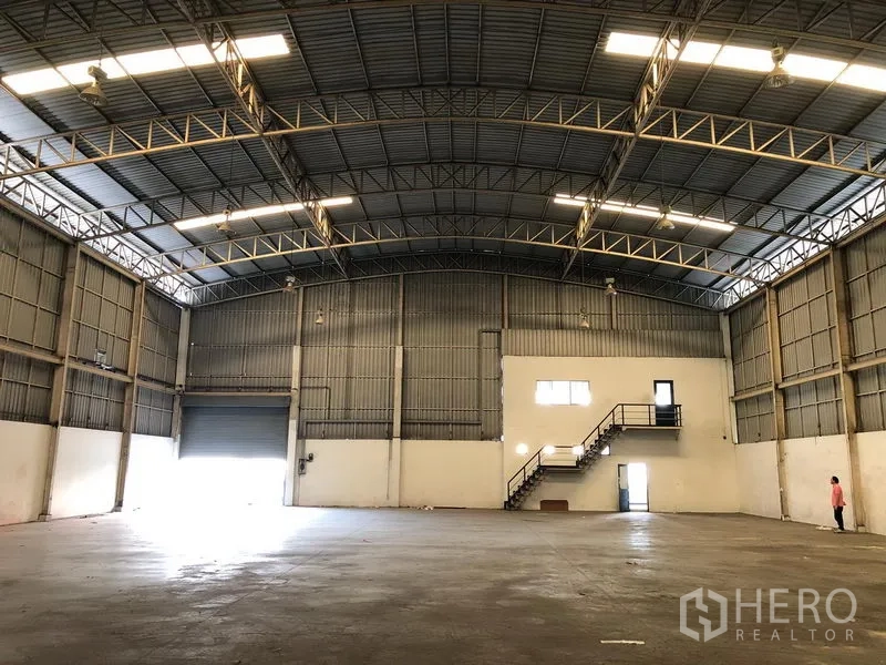 โรงงาน ให้เช่าในWang Noi, Phra Nakhon Si Ayutthaya - ฮอลล์โกดังมีประตูม้วนสำหรับขนถ่ายสินค้า พื้นคอนกรีตและช่วงเสากว้าง