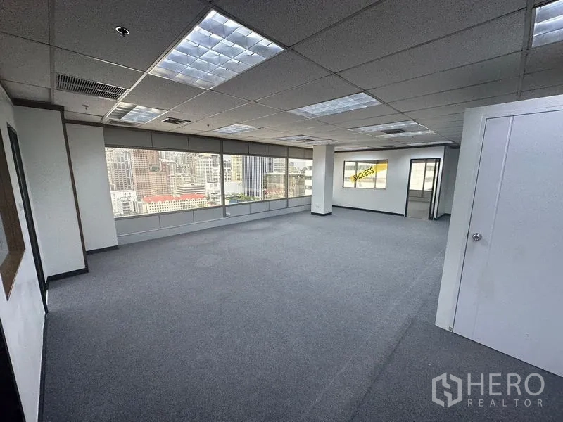 办公空间 出租在Pathum Wan, Bangkok - 大型开放工作区，长排窗户为空间带来自然光。