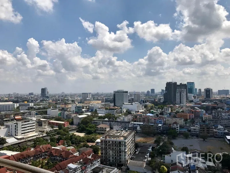 คอนโด ให้เช่าในWatthana, Bangkok - วิวเส้นขอบฟ้าเมืองกรุงเทพฯ มุมกว้างจากระเบียงชั้นสูง ท้องฟ้ามีเมฆ