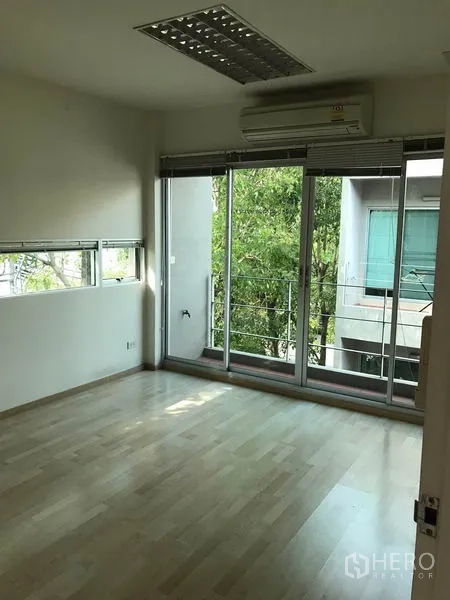 ทาวน์เฮาส์ ให้เช่าในSuan Luang, Bangkok - ห้องนอนชั้นบนพร้อมแอร์และประตูกระจกบานเลื่อนออกสู่ระเบียง