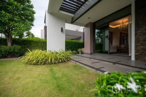 บ้าน ให้เช่าในPrawet, Bangkok - ชานบ้านมีหลังคาพร้อมบันได ประตูบานเลื่อนกระจก เชื่อมต่อสวนสีเขียวส่วนตัว