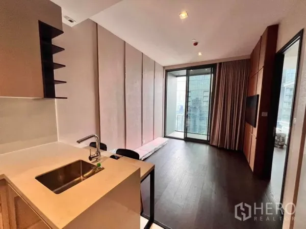 คอนโด ให้เช่าในWatthana, Bangkok - โซนรับแขกเชื่อมระเบียงวิวเมือง ข้างเคาน์เตอร์ครัว