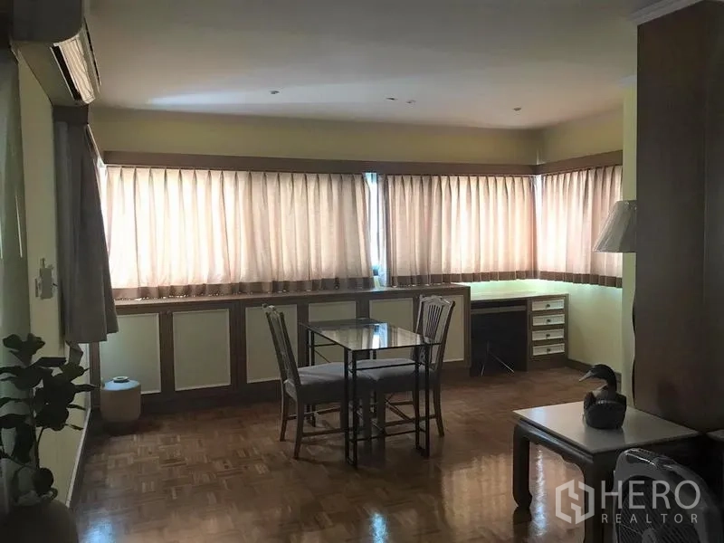 คอนโด ให้เช่าในSathon, Bangkok - พื้นที่นั่งเล่น–รับประทานอาหารมุมห้อง พื้นปาร์เกต์ โต๊ะกระจก โต๊ะทำงานบิลท์อิน และหน้าต่างพร้อมผ้าม่าน