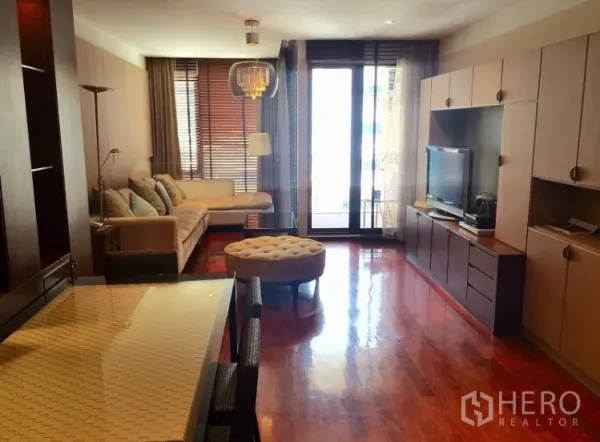 คอนโด ให้เช่าในPathum Wan, Bangkok - ห้องนั่งเล่นและรับประทานอาหารแบบเปิด พื้นไม้ ตู้บิลท์อิน และประตูกระจกออกสู่ระเบียง