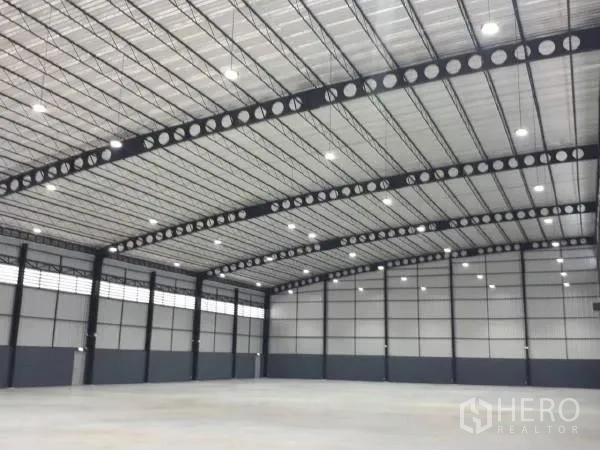 คลังสินค้า ให้เช่าในKhlong Sam Wa, Bangkok - หลังคาโค้งเหล็ก เพดานสูง คานเจาะรู พร้อมไฟไฮเบย์ส่องพื้นโล่ง