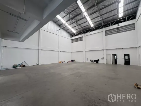 工厂 出租在Phra Samut Chedi, Samut Prakan - 高挑厂房内景，采光带天窗与平整混凝土地面。
