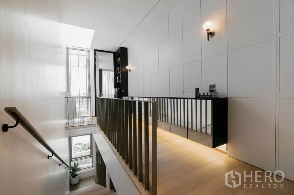 ทาวน์เฮาส์ ขายในChatuchak, Bangkok - โถงบันได หน้าต่างสูง ผนังตีเกล็ด และราวจับทันสมัย