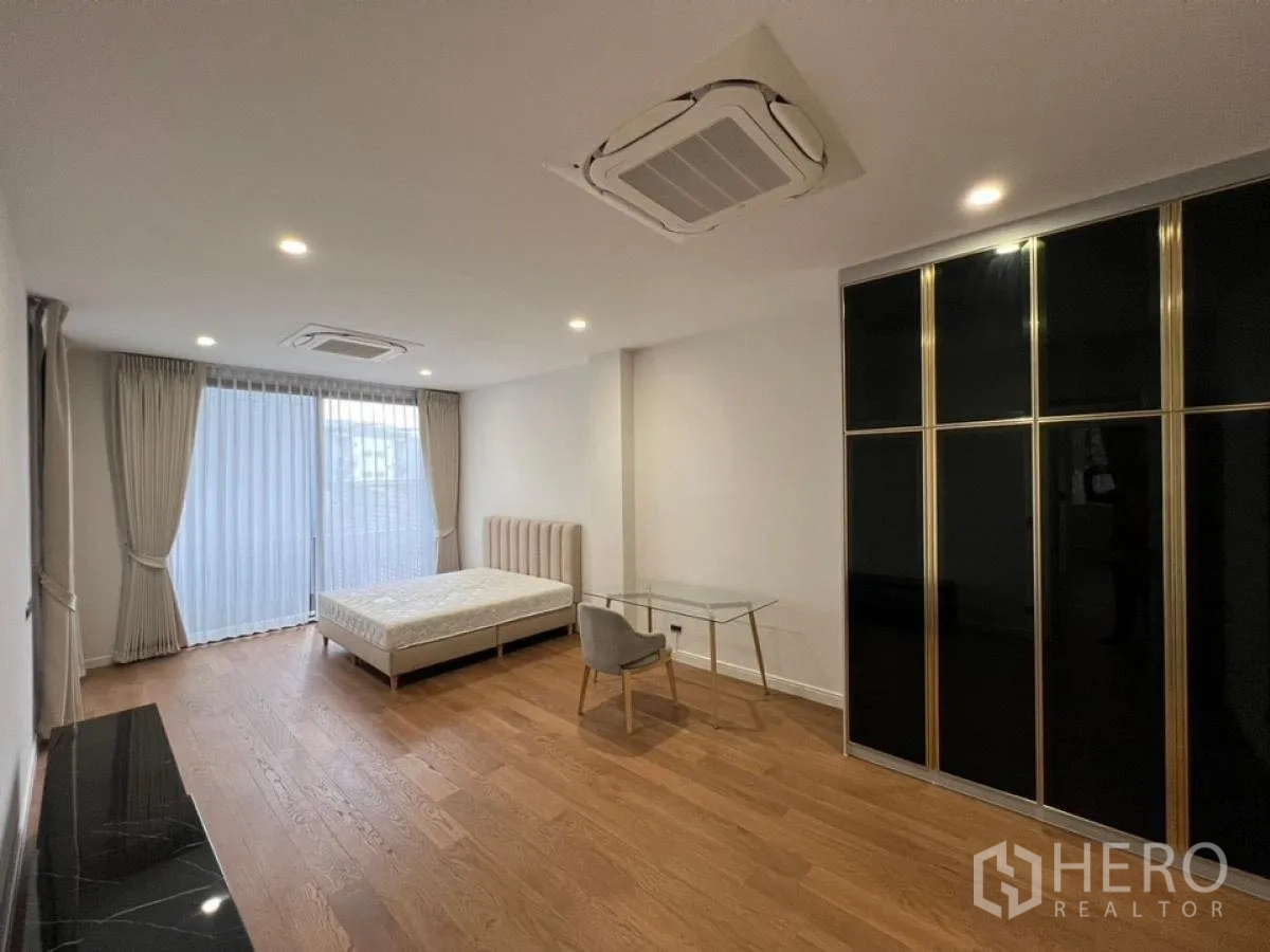 บ้าน ให้เช่าในWang Thonglang, Bangkok - ห้องนอนกว้าง เตียงและตู้เสื้อผ้าบิวท์อินสีดำ พร้อมผ้าม่านโปร่ง