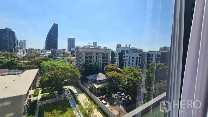 คอนโด ให้เช่าในKhlong Toei, Bangkok - วิวเมืองและสวนจากห้องชุด มองเห็นสกายไลน์ย่านสุขุมวิท