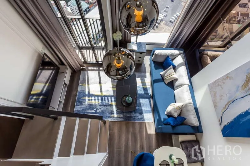 公寓 出租 - 从夹层俯瞰挑高客厅与吊灯及阳台。