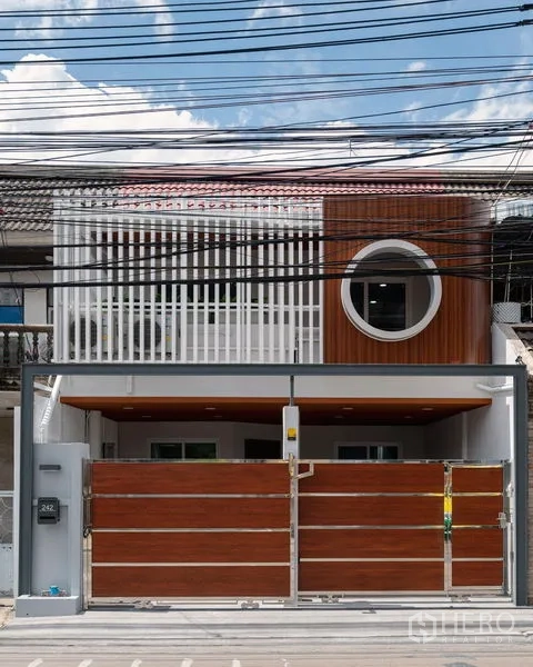 Townhouse for sale in Din Daeng, Bangkok - Contemporary townhouse facade with slatted screens and a circular window near MRT Huai Khwang.