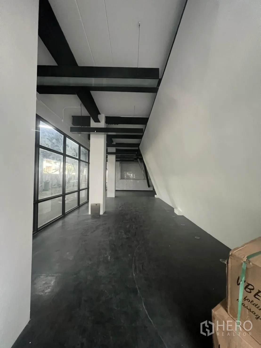 零售空间 出租在Ratchathewi, Bangkok - 长形开放式室内，层高充裕，黑色梁与落地窗