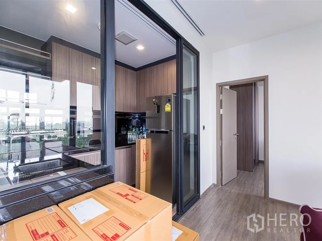 คอนโด for rent in Watthana, Bangkok - ครัวกระจกพร้อมตู้เย็น ใกล้โถงทางเดินไปยังอีกห้อง