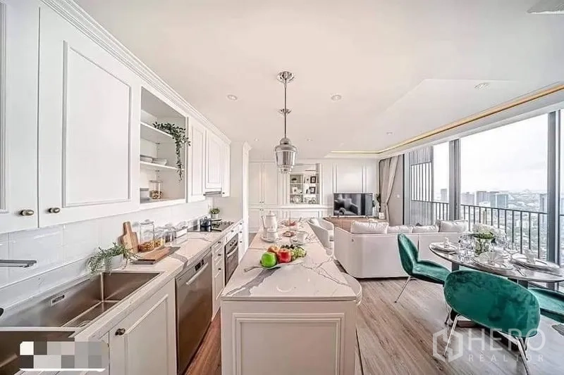 คอนโด ให้เช่าหรือขายในWatthana, Bangkok - ครัวสไตล์โอเพนพร้อมไอส์แลนด์หินอ่อน มุมรับประทานอาหาร และวิวเมืองผ่านกระจกสูงจรดฝ้า