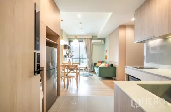 คอนโด ให้เช่าในChatuchak, Bangkok - โถงทางเข้ามุ่งสู่ห้องนั่งเล่นสว่างและระเบียง ข้างครัวสมัยใหม่.