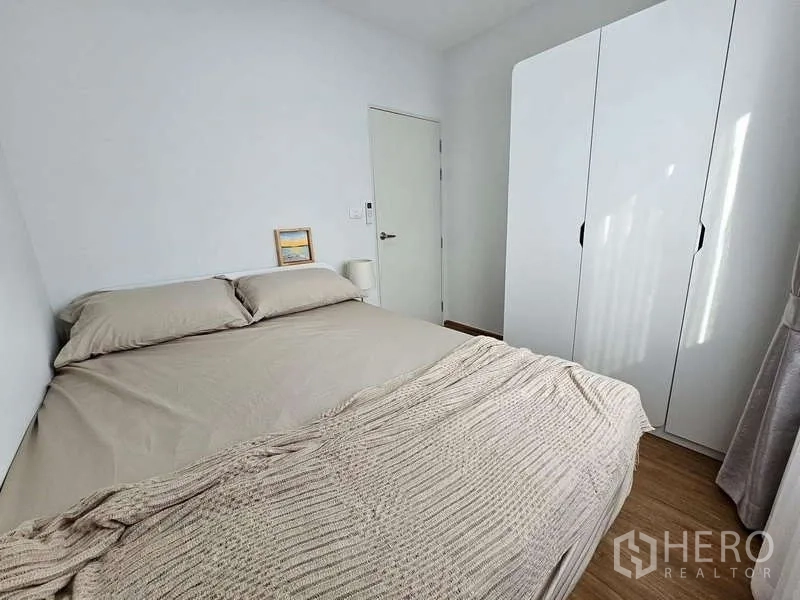 Townhouse for rent in Bang Phli, Samut Prakan - Bedroom with queen bed, white wardrobe and neutral bedding.