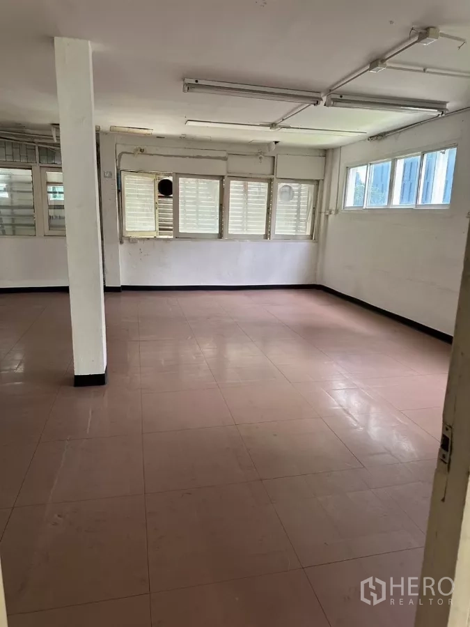 อาคารพาณิชย์ ขายในWatthana, Bangkok - ห้องชั้นบนสว่าง โปร่ง มีหน้าต่างรอบด้านและพื้นกระเบื้อง.