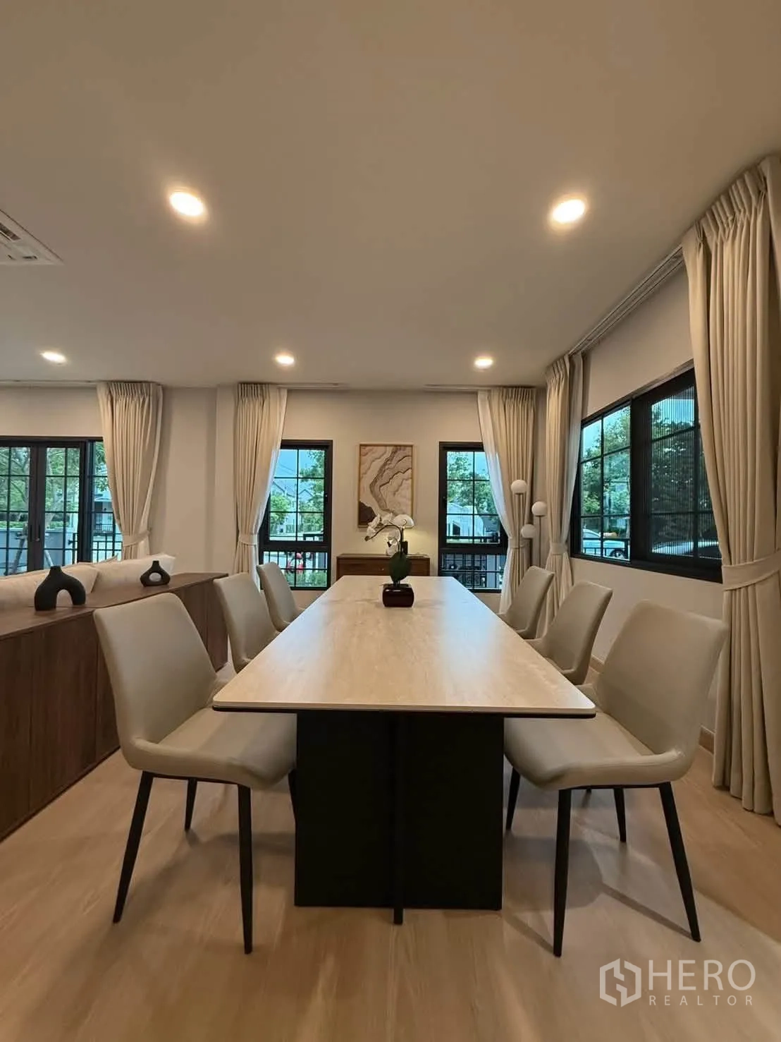 独栋房屋 for rent in Bang Phli, Samut Prakan - 餐厅设长桌与六把椅子，旁有窗帘窗。
