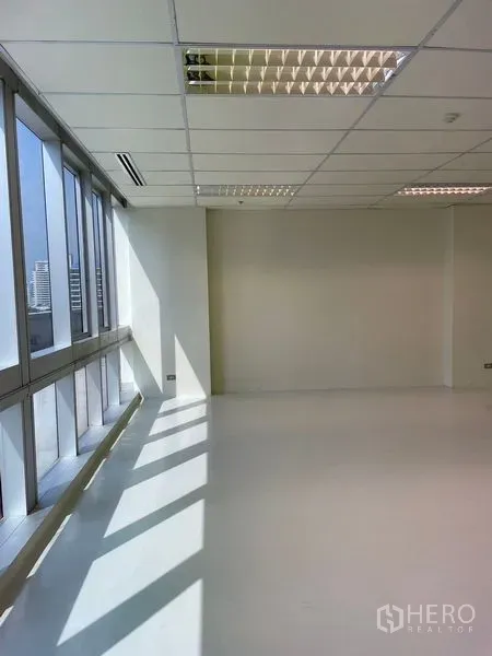 办公空间 出租在Watthana, Bangkok - 靠近大窗的转角工位，充足采光与城市天际线景观。