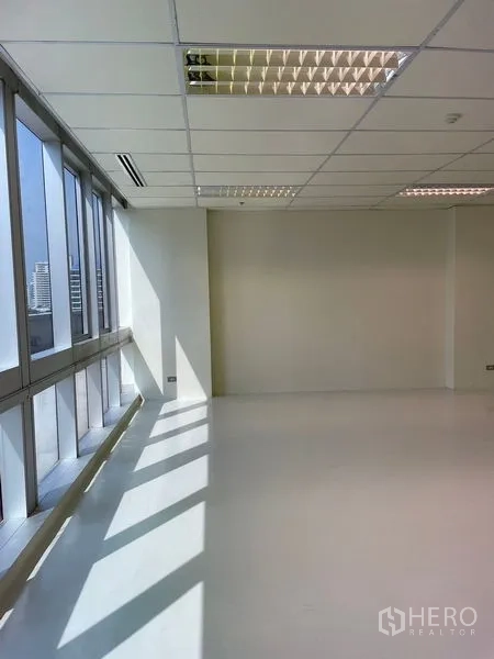 办公空间 出租在Watthana, Bangkok - 靠近大窗的转角工位，充足采光与城市天际线景观。