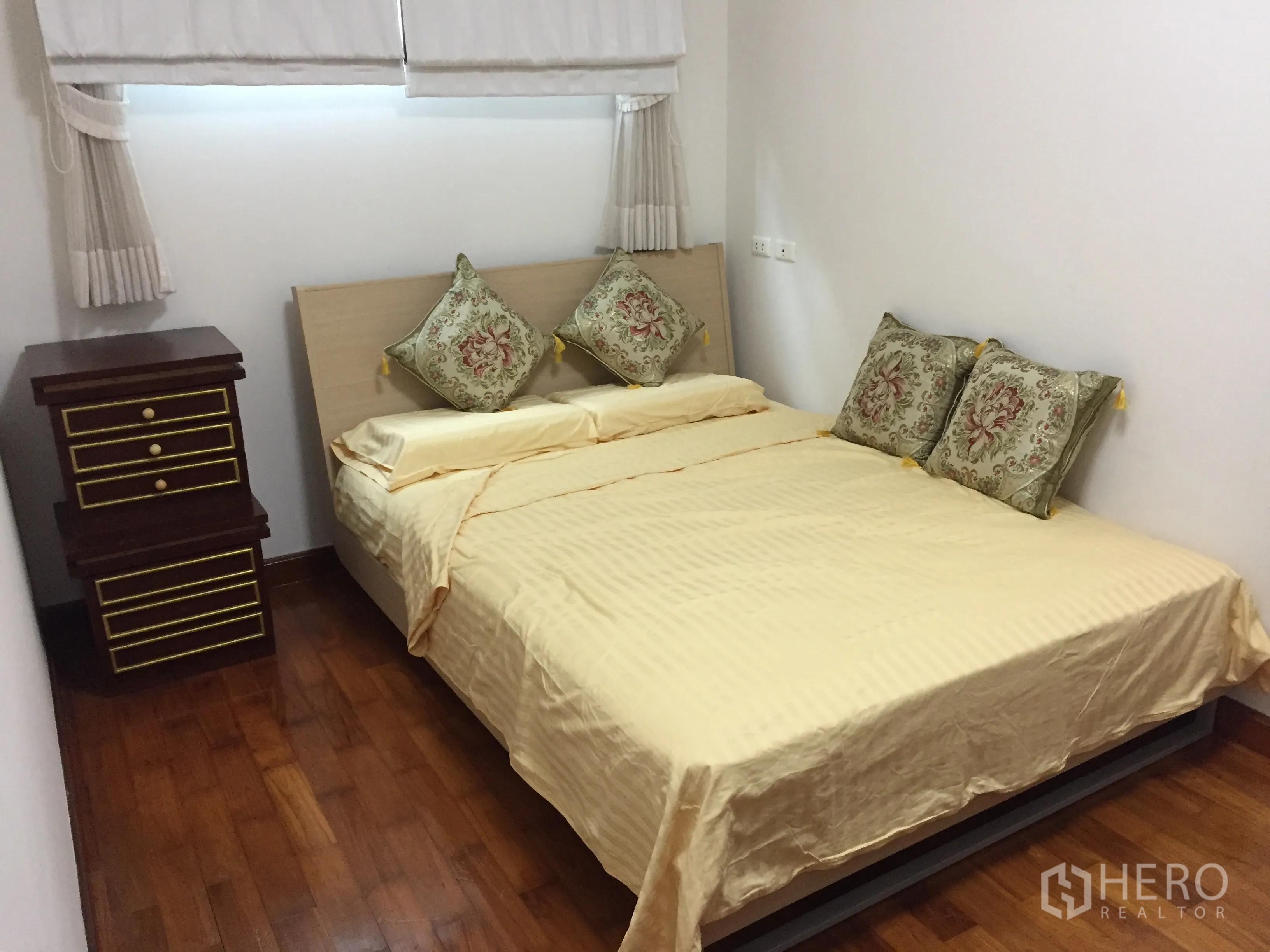 คอนโด ให้เช่าในWatthana, Bangkok - ห้องนอนอบอุ่น เตียงคู่ หมอน และโต๊ะหัวเตียงบนพื้นไม้