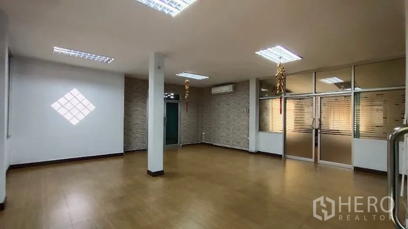 สำนักงานที่บ้าน ให้เช่าในHuai Khwang, Bangkok - ออฟฟิศชั้นบนพื้นลายไม้ กั้นกระจกฝ้า และเครื่องปรับอากาศ