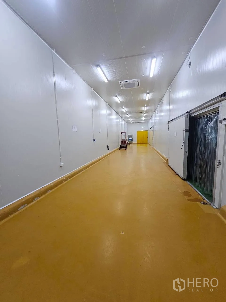 工厂 for rent in Mueang Samut Sakhon, Samut Sakhon - 干净的加工间，黄色PU地坪与顶灯。