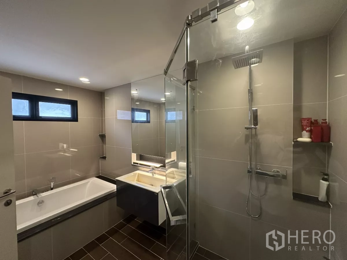 บ้าน ให้เช่าหรือขายในLam Luk Ka, Pathum Thani - ห้องน้ำสมัยใหม่ มีตู้กระจกอาบน้ำ ฝักบัวเรนชาวเวอร์ อ่างอาบน้ำ อ่างล้างหน้า และกระจกบานใหญ่