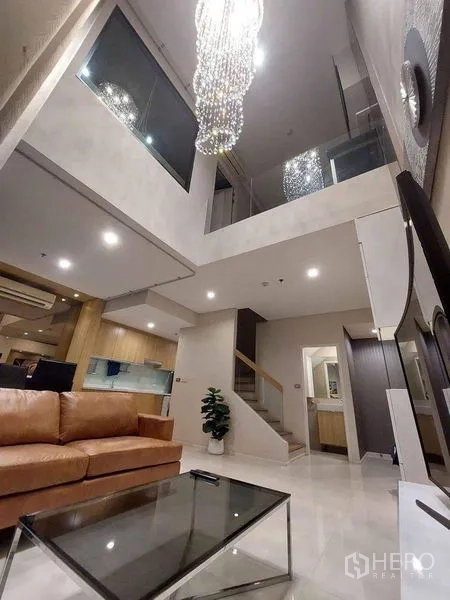 คอนโด ให้เช่าหรือขายในRatchathewi, Bangkok - มุมมองจากโซฟาไปยังชั้นลอยและบันไดในพื้นที่อยู่อาศัยสไตล์โมเดิร์น