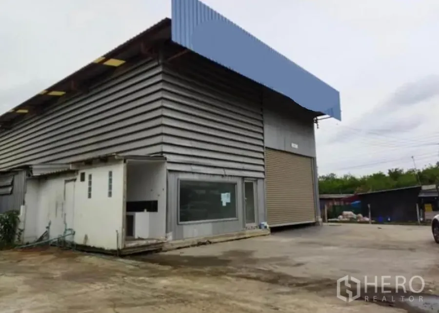 货栈 出租在Lat Krabang, Bangkok - 金属板外墙的仓库外观，配大型卷帘门与遮雨装卸区