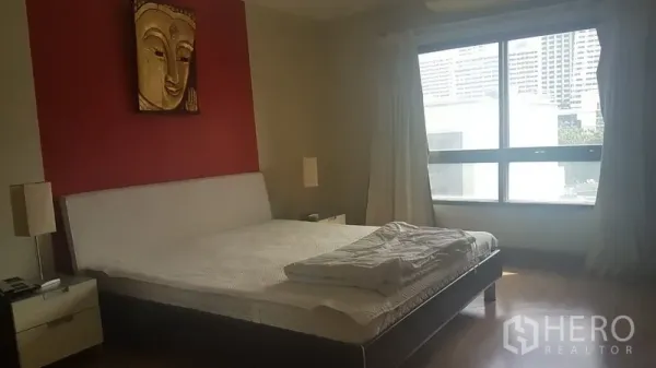 公寓 出租在Pathum Wan, Bangkok - 宽敞卧室，红色点缀墙，大窗与白色窗帘，木地板与双人床。