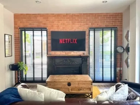 บ้าน ให้เช่าในSaphan Sung, Bangkok - ห้องนั่งเล่นผนังอิฐโชว์แนว ทีวี และหน้าต่างสูงพร้อมมู่ลี่.