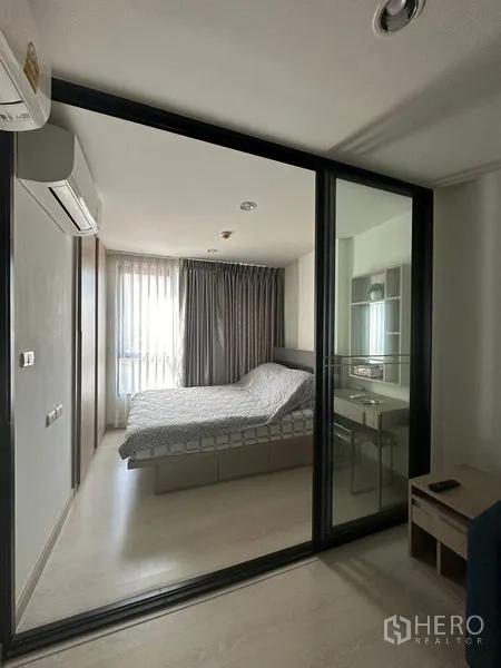 คอนโด ขายในKhlong Toei, Bangkok - ห้องนอนอบอุ่น เตียงคู่ โต๊ะทำงาน และหน้าต่างบานใหญ่พร้อมผ้าม่าน