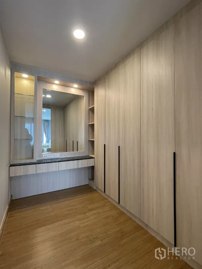 Detached House for rent in Bang Phli, Samut Prakan - Walk-in closet with built-in wardrobes and lighted vanity mirror.