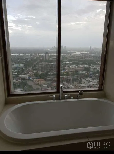 公寓 出租 - 浴缸紧靠大窗，可享全景城市天际线视野。