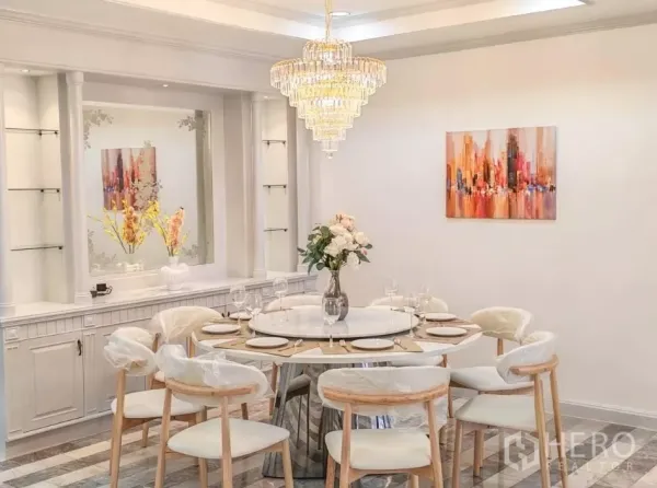 บ้าน ให้เช่าในYan Nawa, Bangkok - ห้องทานอาหารอย่างเป็นทางการ โคมระย้าและโต๊ะกลมจัดเซ็ตพร้อมรับประทาน