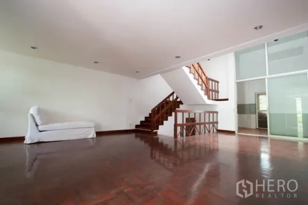 ทาวน์เฮาส์ ให้เช่าในKhlong Toei, Bangkok - มุมกว้างของห้องนั่งเล่น เชื่อมครัวด้วยประตูกระจกบานเลื่อน