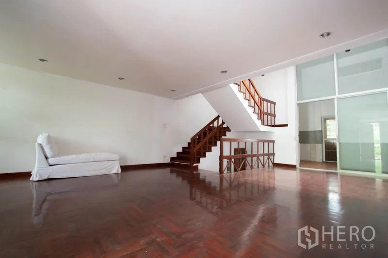 ทาวน์เฮาส์ ให้เช่าในKhlong Toei, Bangkok - มุมกว้างของห้องนั่งเล่น เชื่อมครัวด้วยประตูกระจกบานเลื่อน